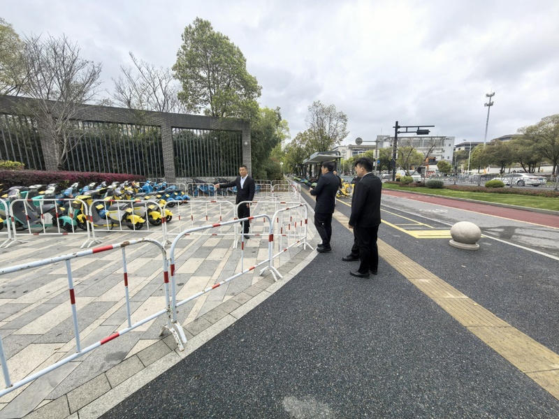 整理西门进口共享单车